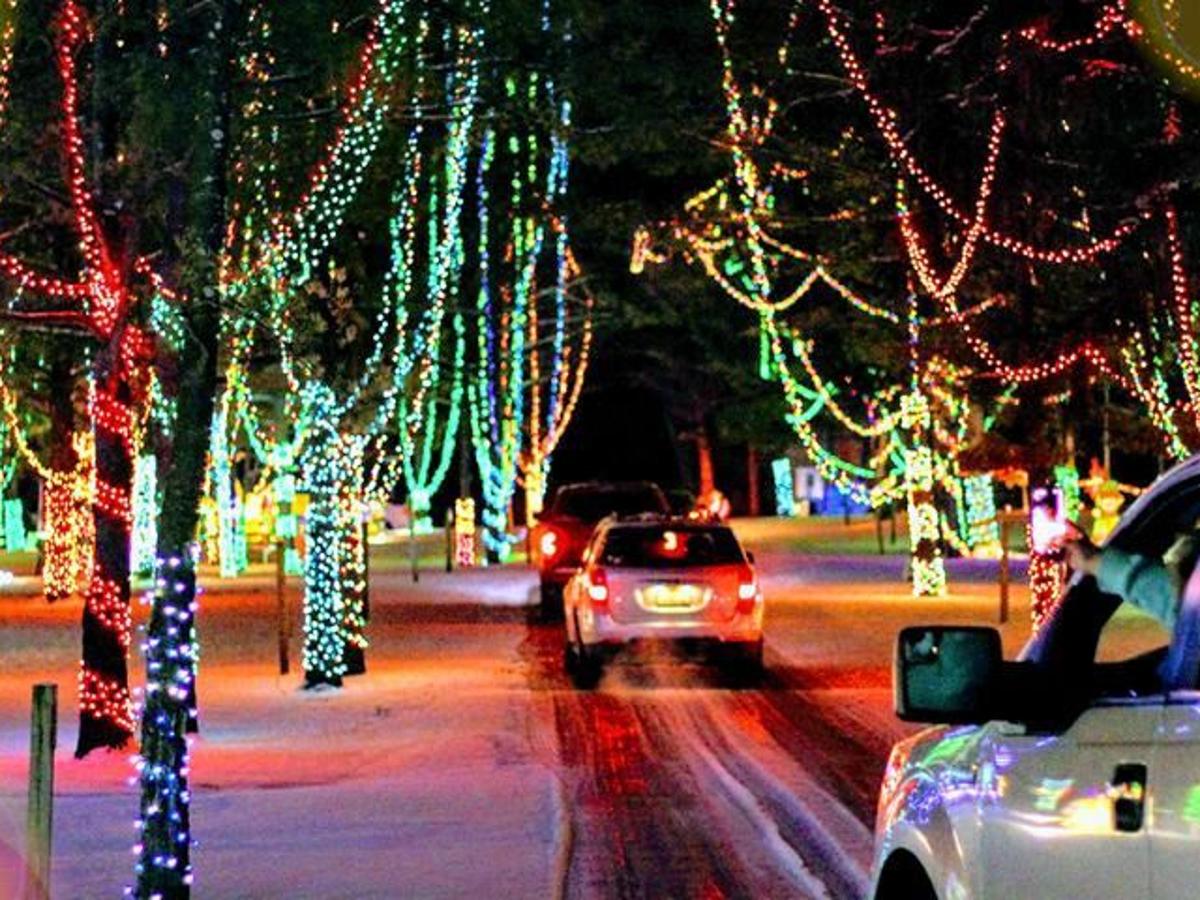 Where Can We Find Lots Of Lights Your Guide To Regional Holiday Displays Entertainment Kenoshanews Com Geneva Christmas House Walk 2021