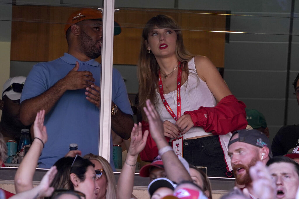 Taylor Swift turns out to see Travis Kelce, Kansas City Chiefs play Chicago  Bears - ABC7 Los Angeles