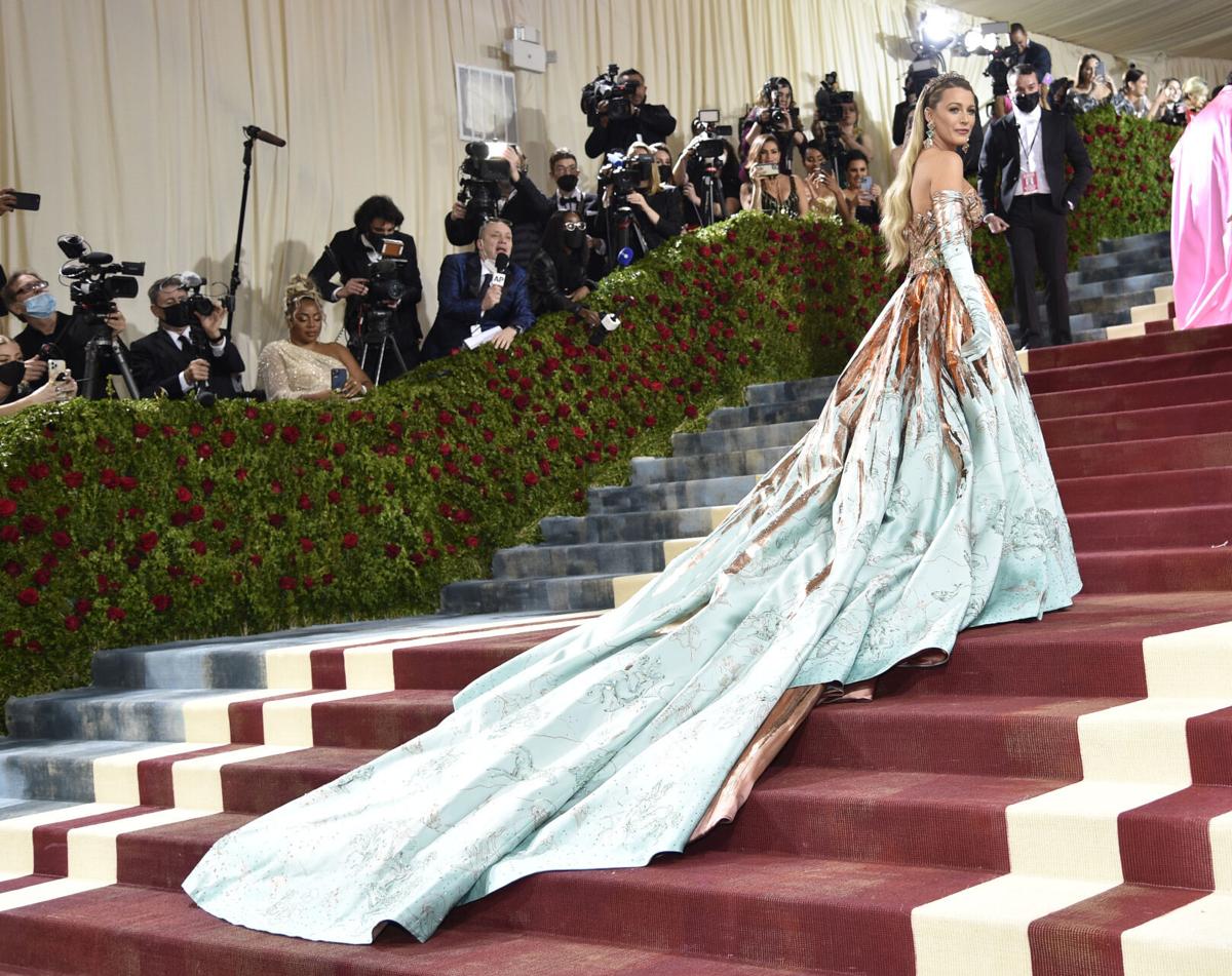 phoebe dynevor attends the 2022 met gala celebrating 'in america