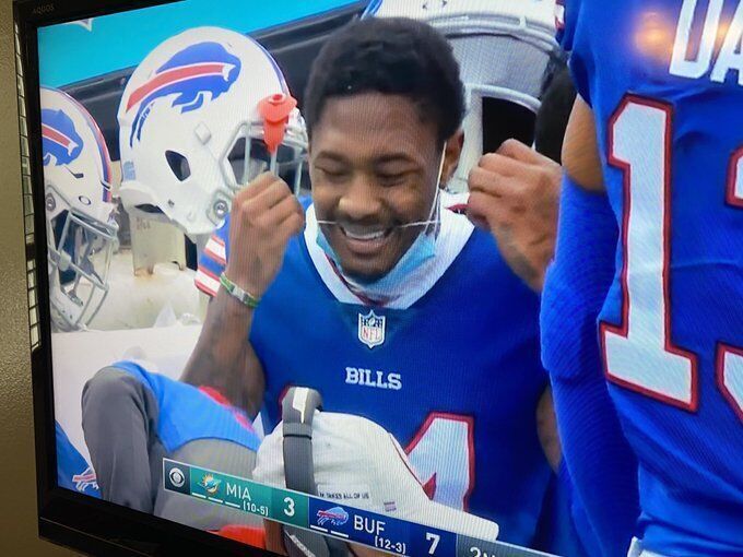 Stefon Diggs Makes Bills Fans Laugh: Flosses Teeth On The Sideline [VIDEO]