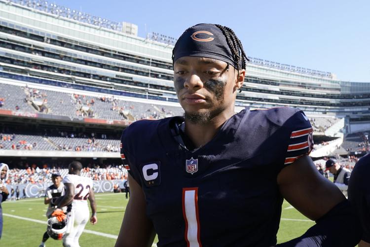 Bears QB Justin Fields, WR DJ Moore show off tight bond