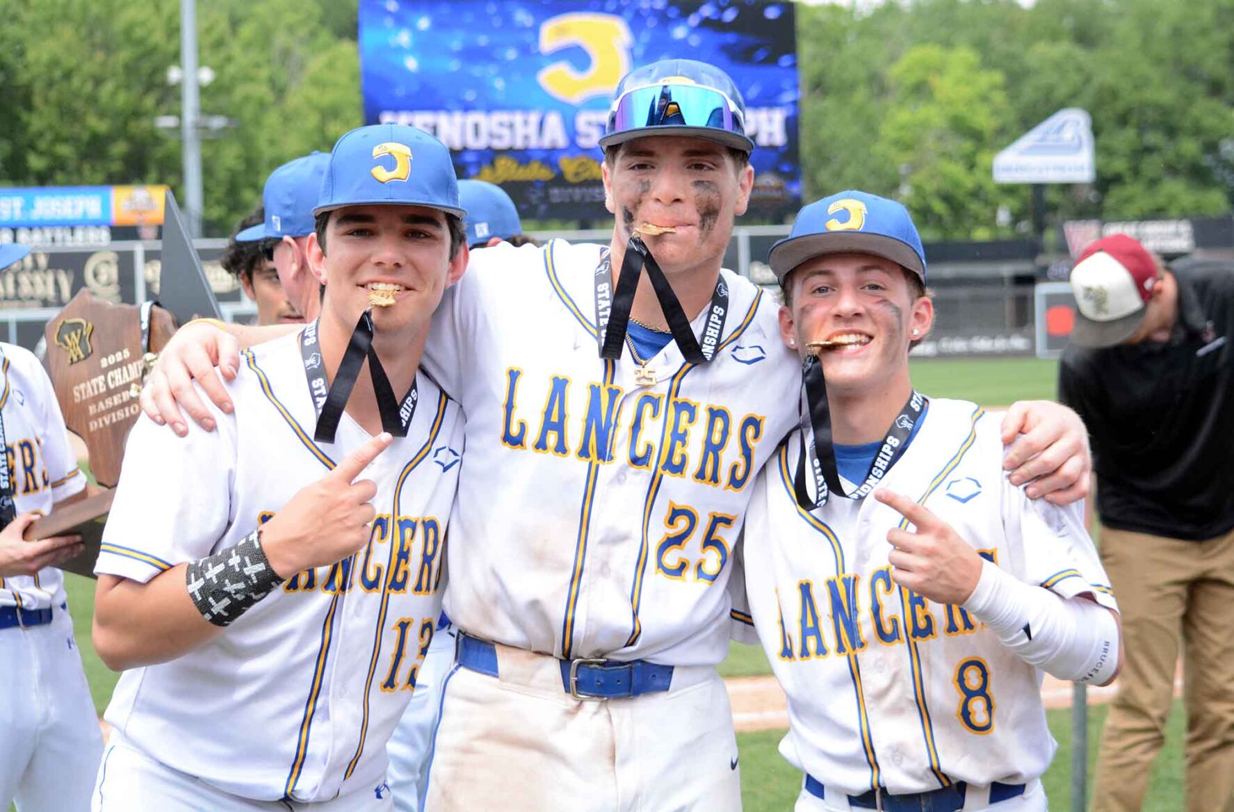 Santarelli, Bauerschmidt named baseball players of the year
