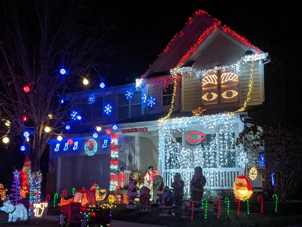 2020 xmas lights Territo lights house.jpg