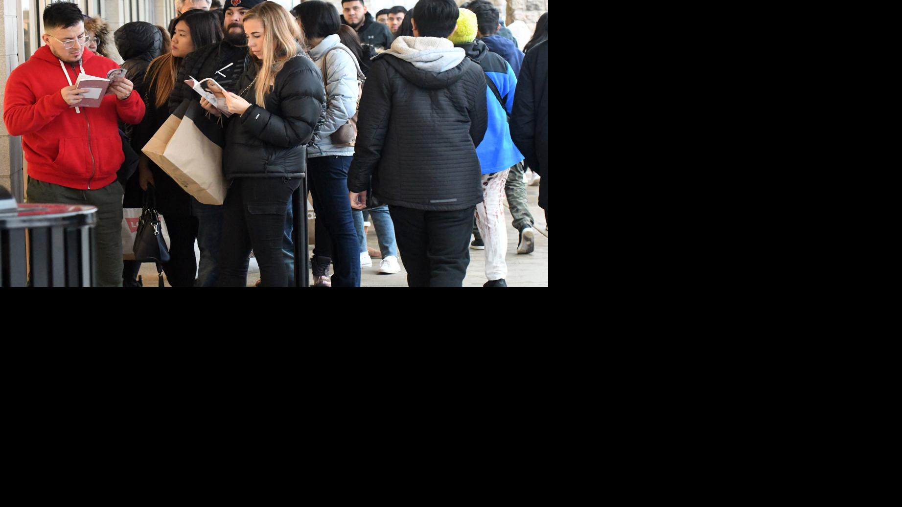 Thousands Descend On Pleasant Prairie Mall For Black Friday Shopping Experience Business Kenoshanews Com