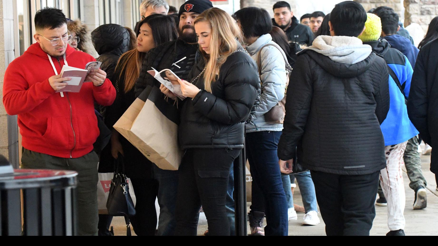 Thousands Descend On Pleasant Prairie Mall For Black Friday Shopping Experience Business Kenoshanews Com