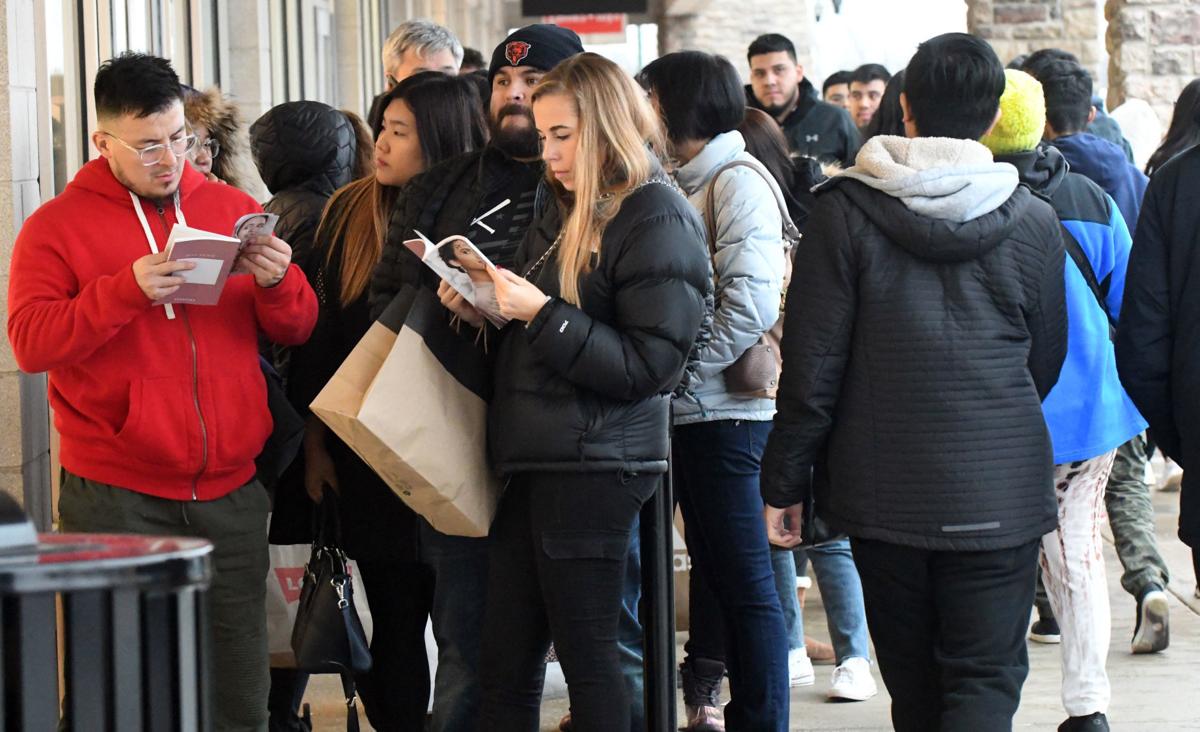 Thousands descend on Pleasant Prairie mall for Black Friday shopping experience | Business ...