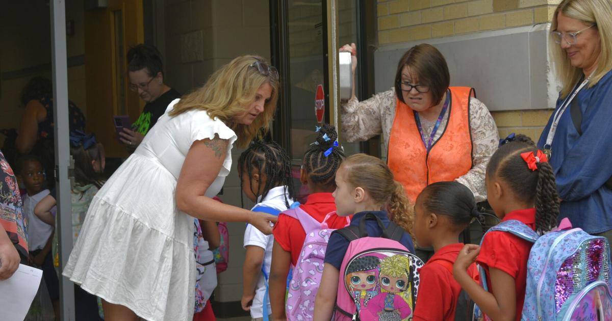 Frank Elementary School opens Kenosha Unified's first day