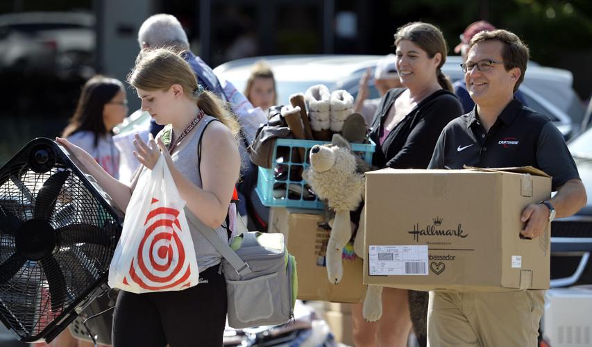 Carthage students offer advice to freshmen moving in dorms