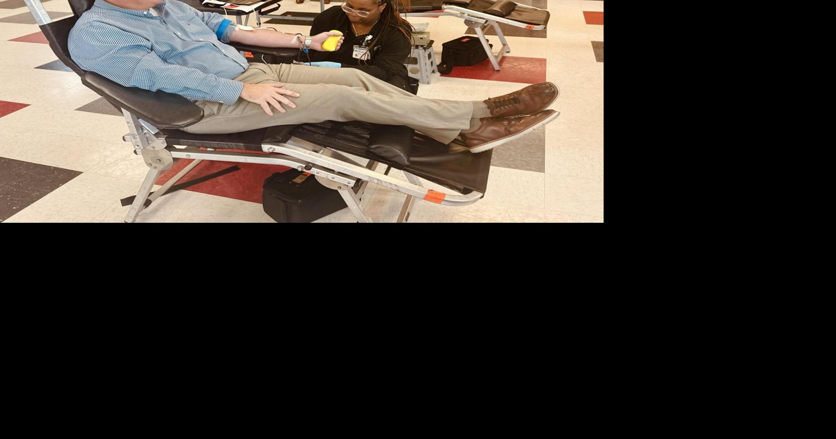 Mayor Bogdala gives blood