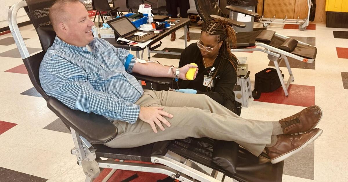 Mayor Bogdala gives blood