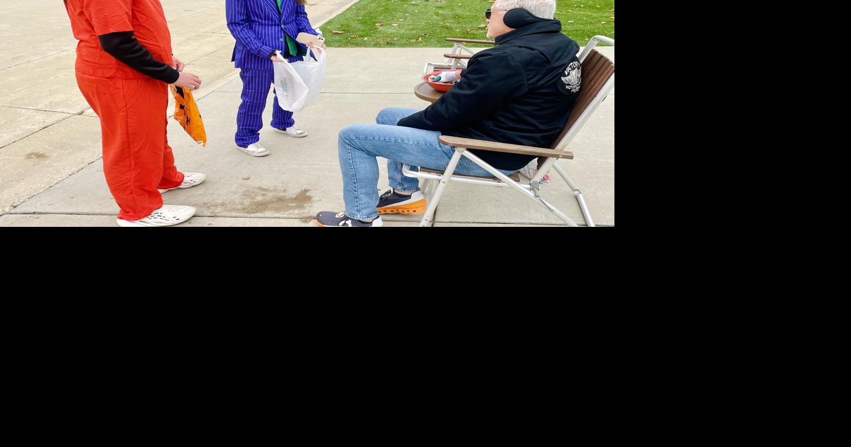 Trickortreaters rove Pleasant Prairie streets for candy