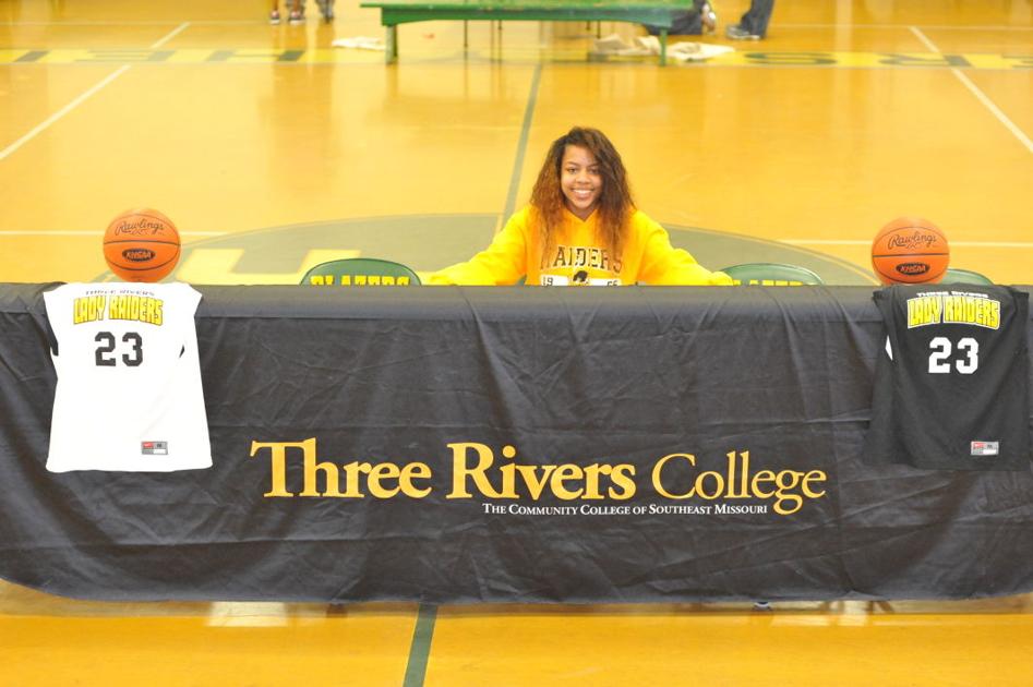 Hoops Duo Of Holmes Robinson Sign With Three Rivers Sports
