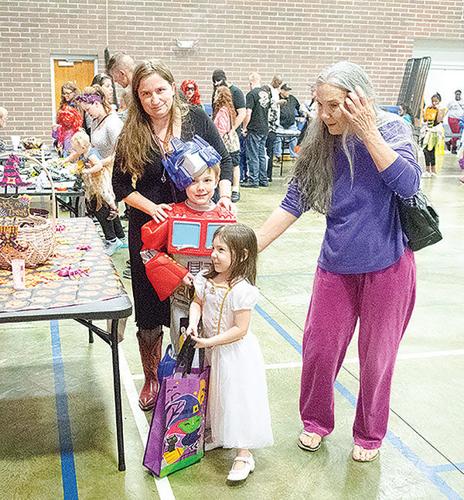 Community center’s inaugural trunk-or-treat attracts about 1,000