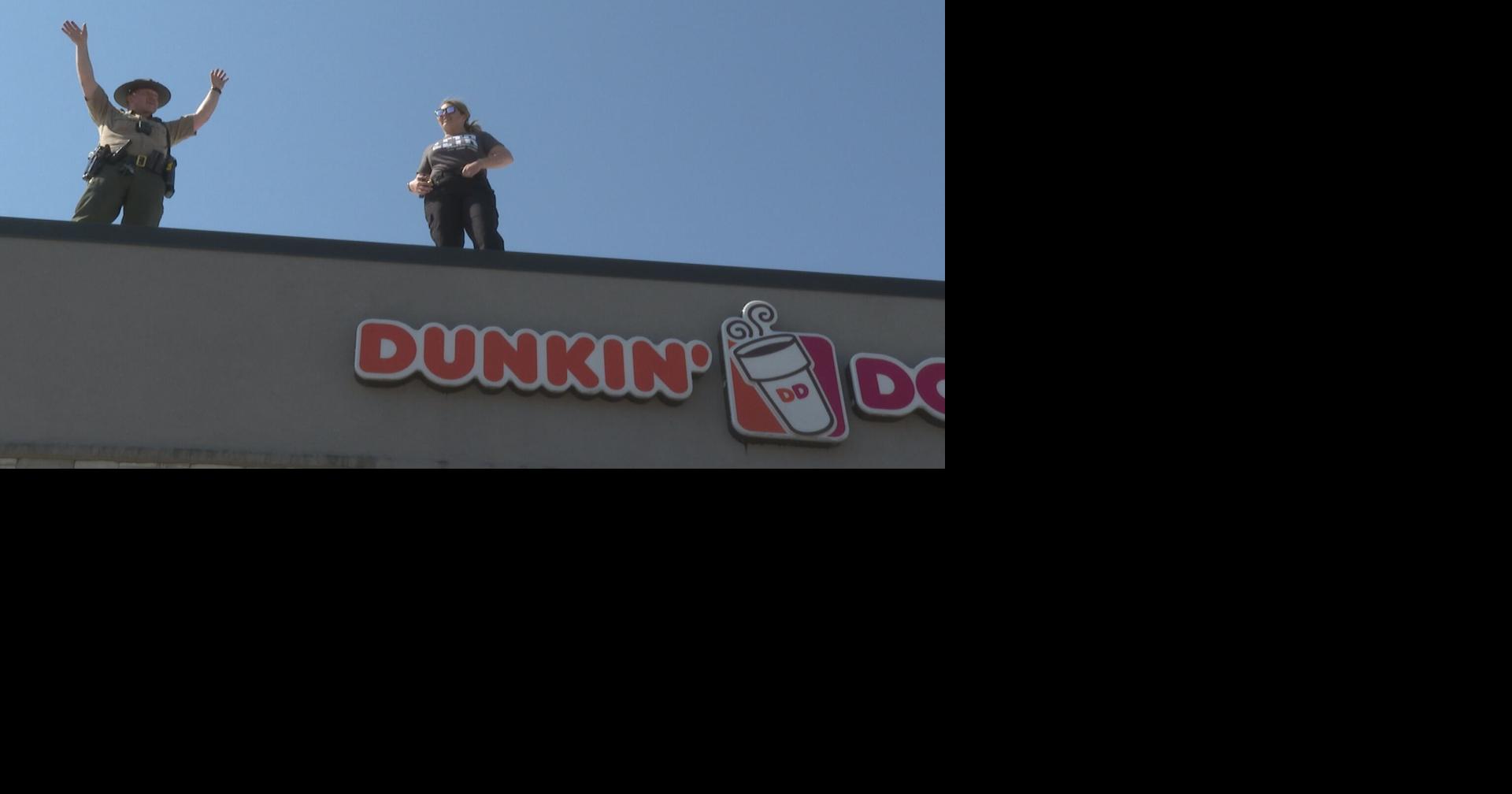 Illinois officers climb on Dunkin’ Donuts roof for Special Olympics