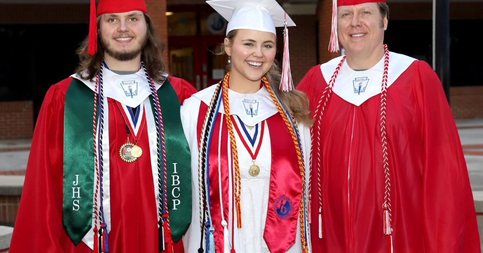 Jacksonville High School senior continues family's legacy with 16 years of perfect attendance - Vimarsana News