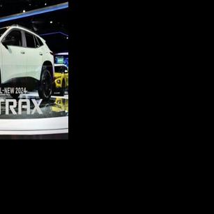 GM reports quarterly loss but boosts shareholder returns