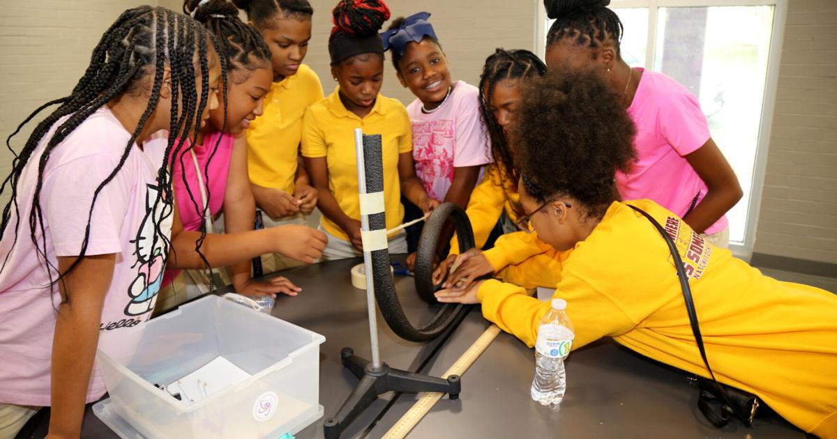 NSU ET Symposium engages middle and high schoolers in hands-on physics & math activities