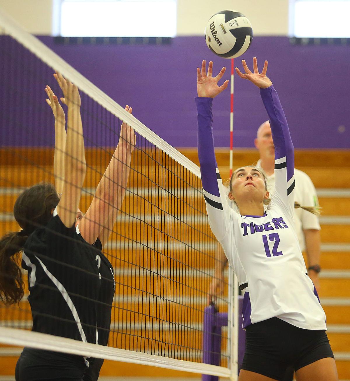 NW vs CC vball 08.jpg