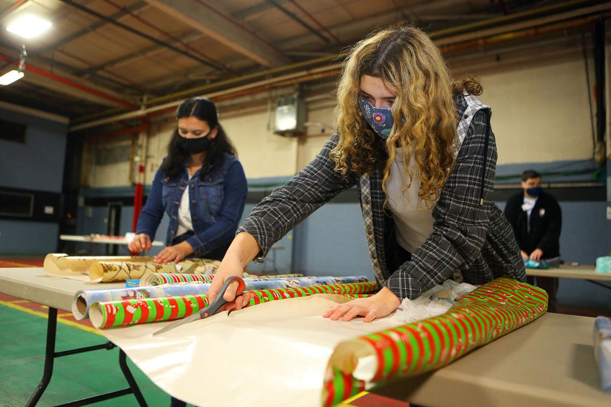 Red Ribbon Xmas wrapping 01.jpg