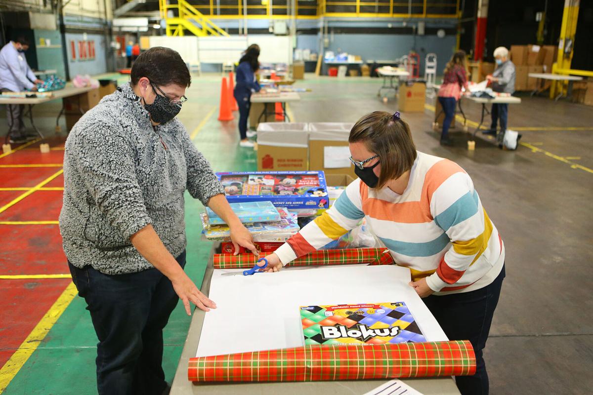 Red Ribbon Xmas wrapping 02.jpg