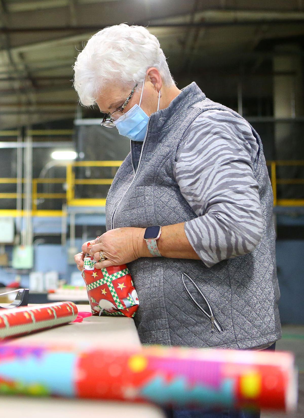 Red Ribbon Xmas wrapping 03.jpg