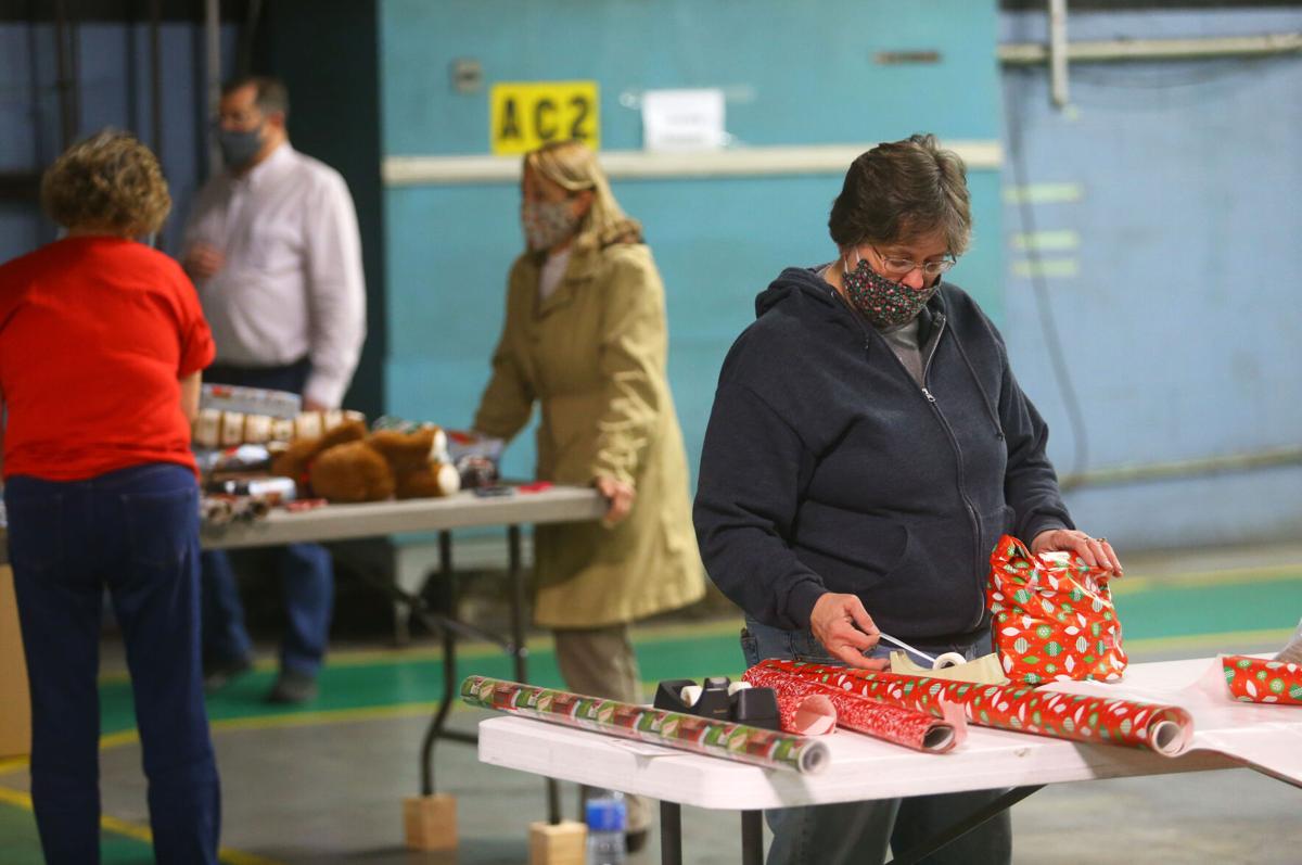 Red Ribbon Xmas wrapping WEB ONLY 09.JPG