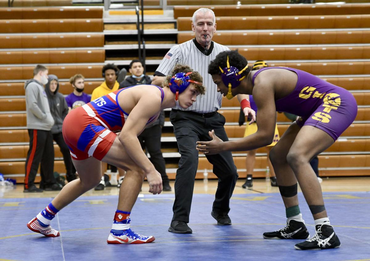 WRESTLING 35 Howard County wrestlers advance from sectional Sports