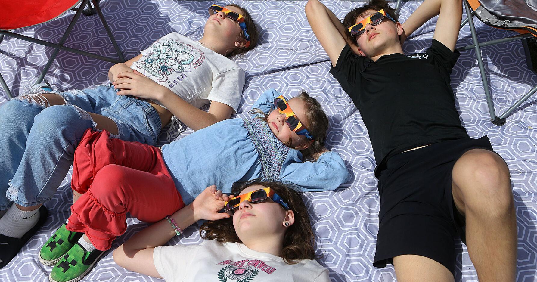 Hundreds flock to Tipton for total solar eclipse - Vimarsana News