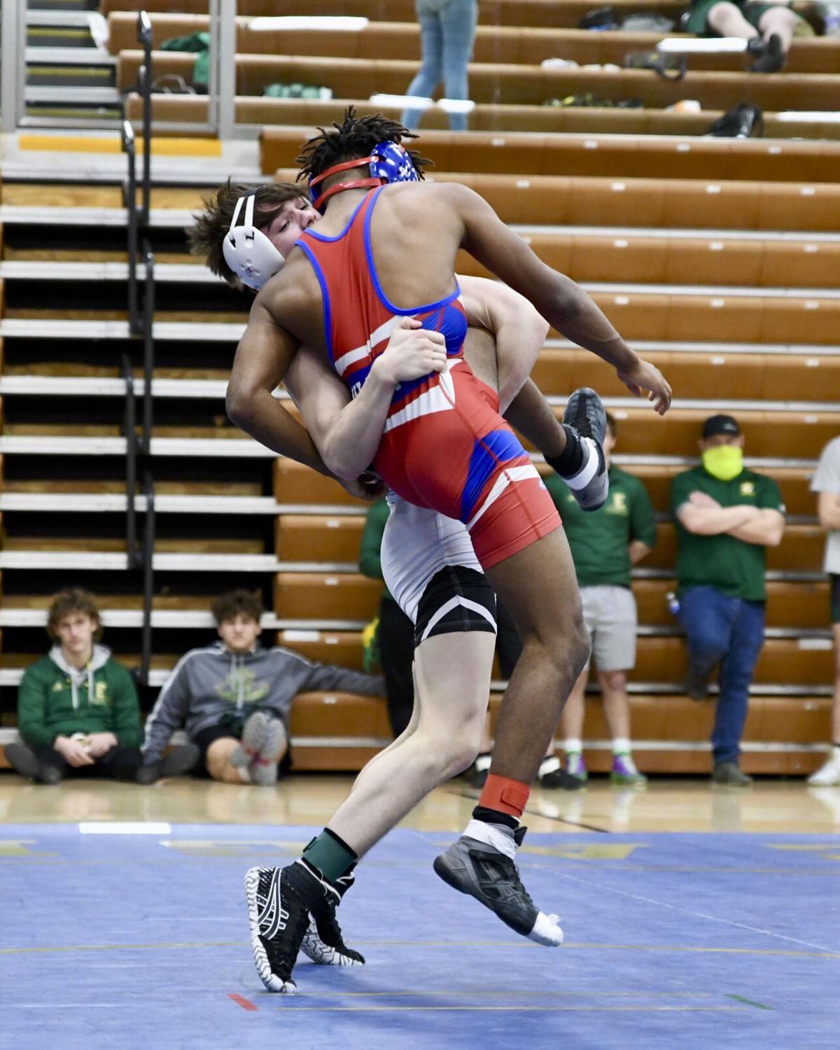 WRESTLING 35 Howard County wrestlers advance from sectional Sports