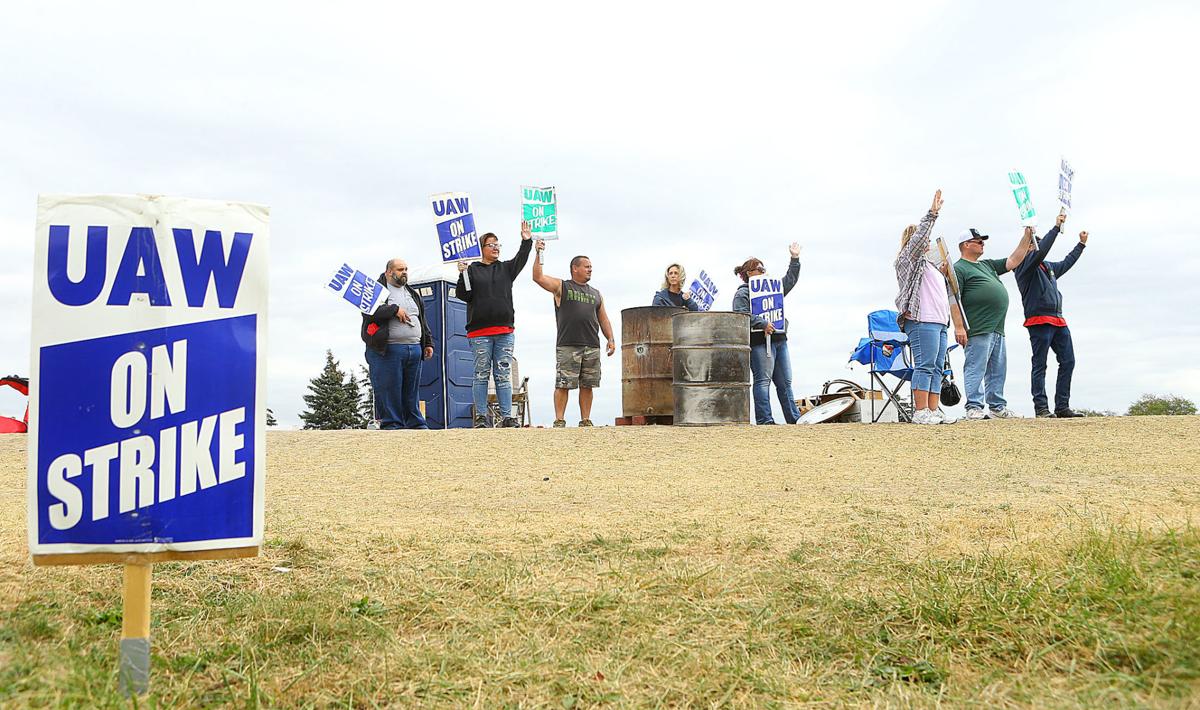 Let S Make A Deal Local Gm Workers Anxious To Learn Details On Tentative Contract Agreement Local News Kokomotribune Com