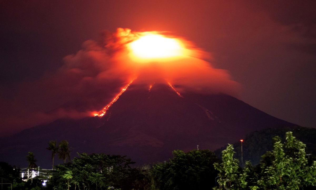 Glowing red lava causes more to flee from Philippine volcano Nation