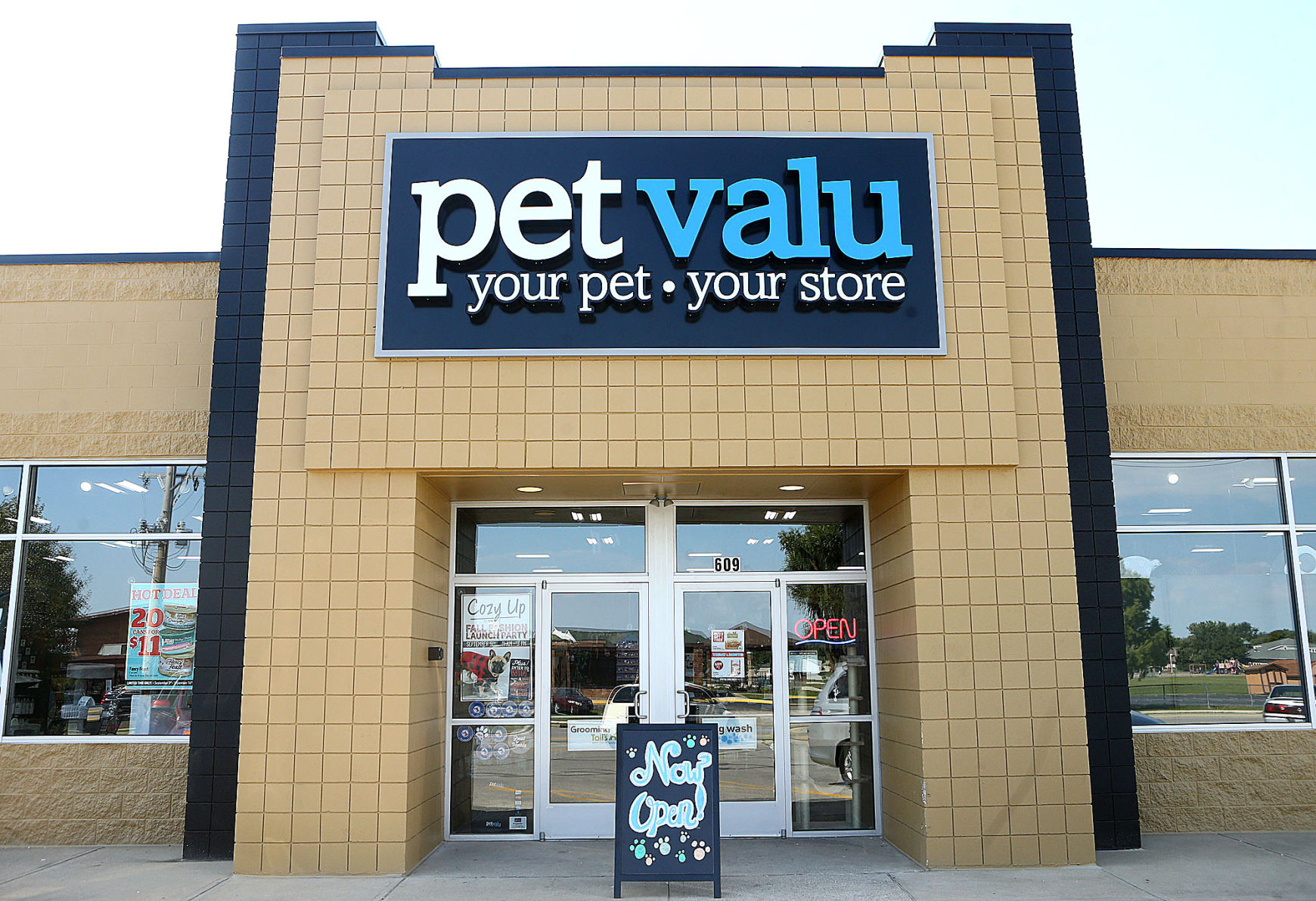 Pet Valu opens on Dixon Road offers washing stations supplies