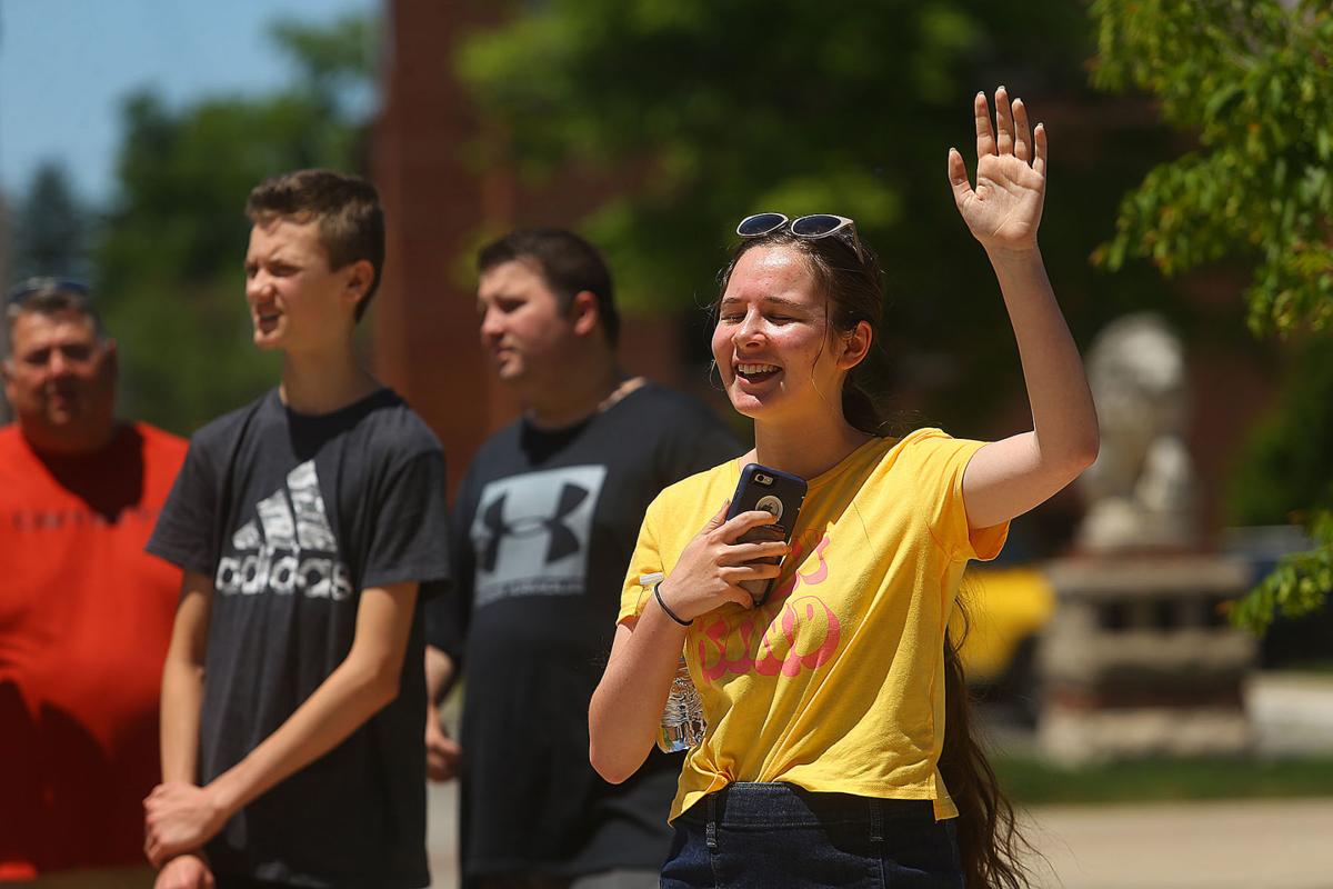Worship on the square 01.jpg