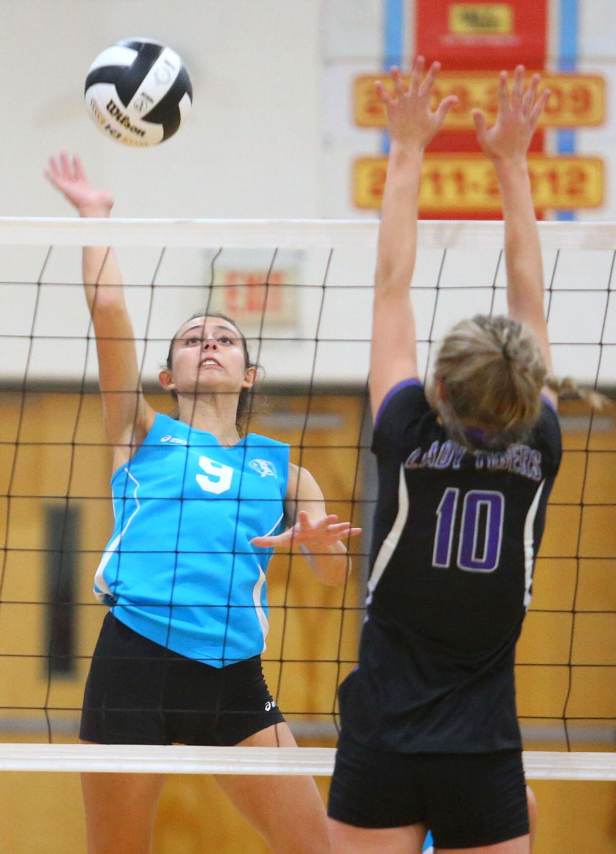 NW vs Mac sect vball WEB ONLY 30.JPG