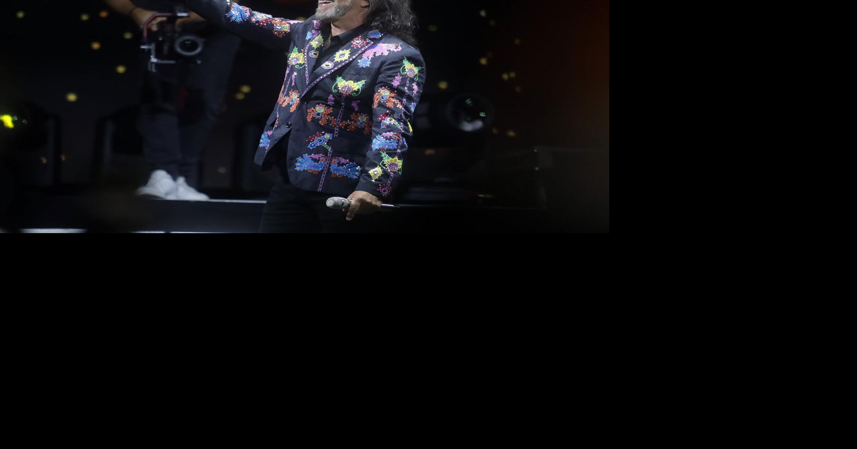 Marco Antonio Solis sorprende en concierto al bailar al ritmo de 