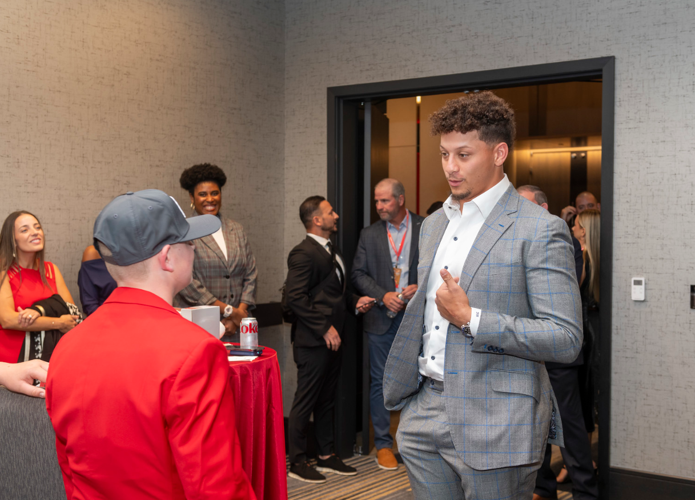Người bản xứ Đông Texas, nhà vô địch NFL Patrick Mahomes đầu tư vào thanh thiếu niên thông qua chương trình học bổng mới | Tiểu bang | kten.com