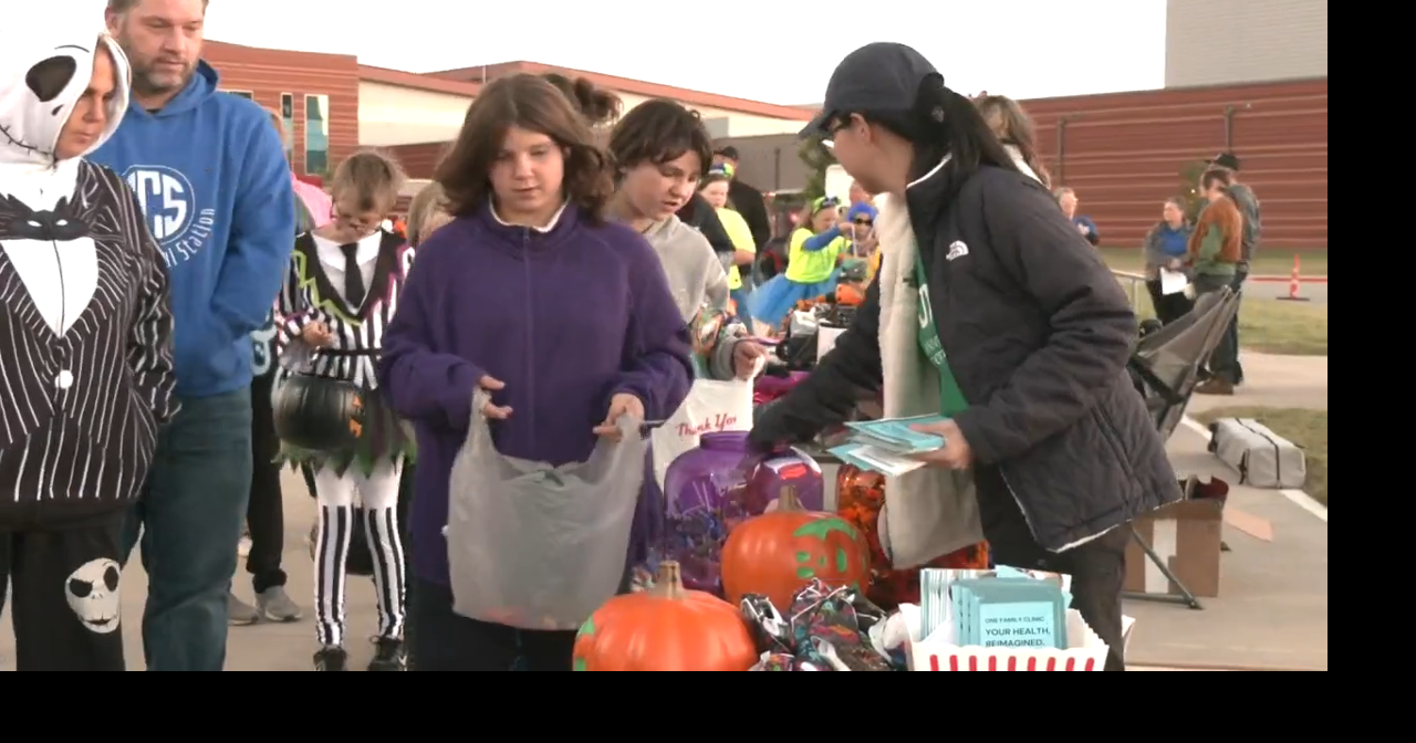 Trick or treaters line up for Sherman's Fright Fest | News | kten.com