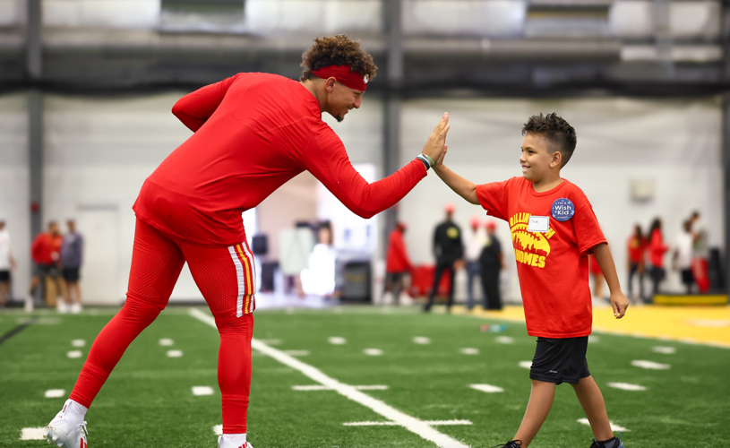Người bản xứ Đông Texas, nhà vô địch NFL Patrick Mahomes đầu tư vào thanh thiếu niên thông qua chương trình học bổng mới | Tiểu bang | kten.com