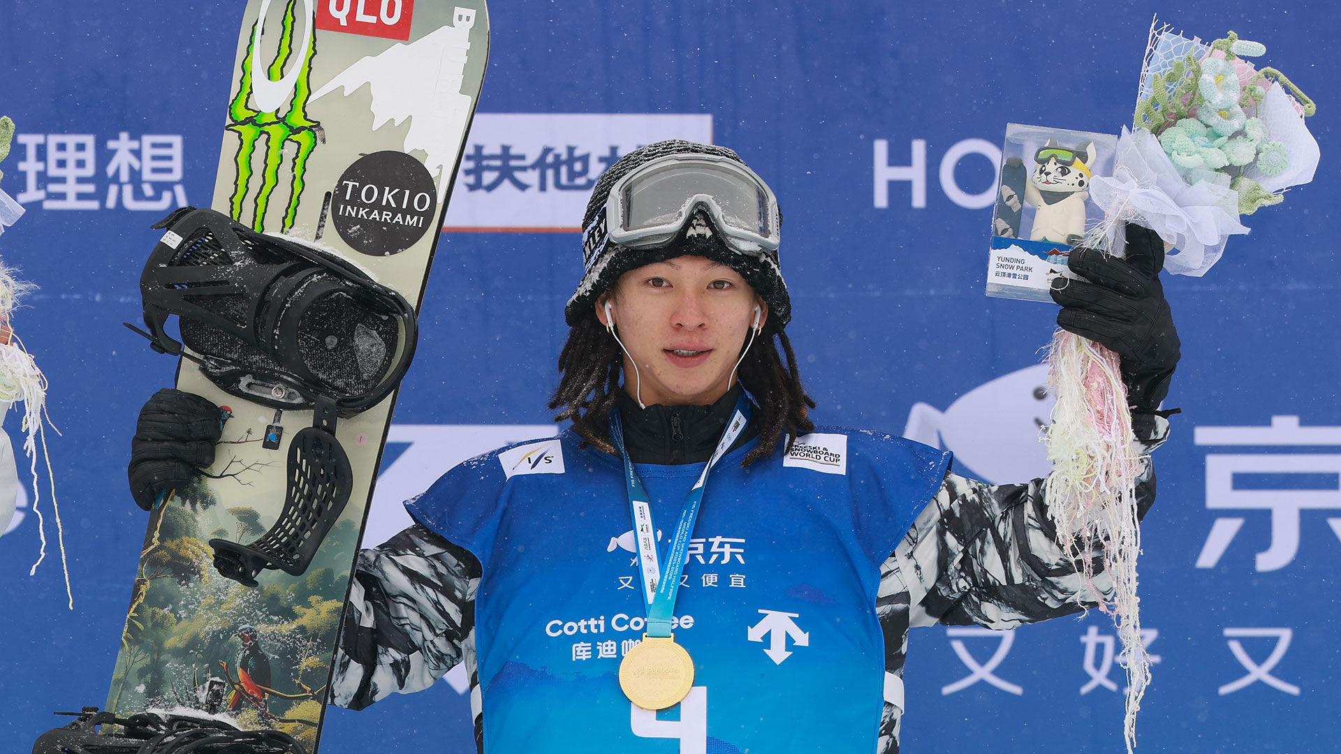 Ayumu Hirano overcomes snowy conditions to win snowboard halfpipe