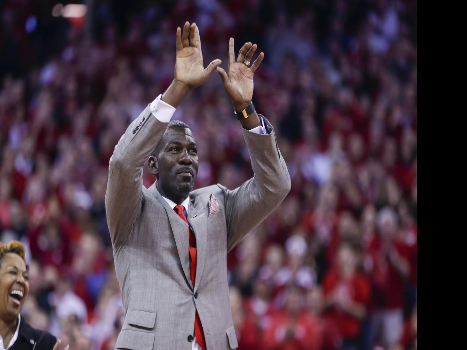 Tom Oates It S Time To Retire Michael Finley S Jersey