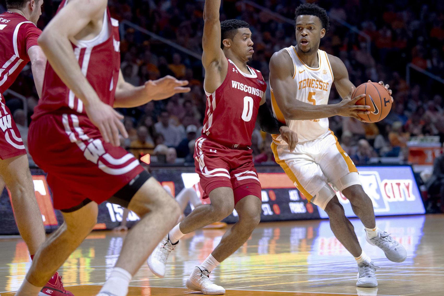 Wisconsin Badgers roll past Tennessee Volunteers to earn first road win