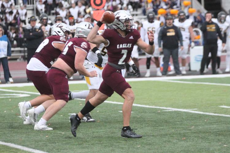 UWLa Crosse football Dominance against UWStevens Point secures