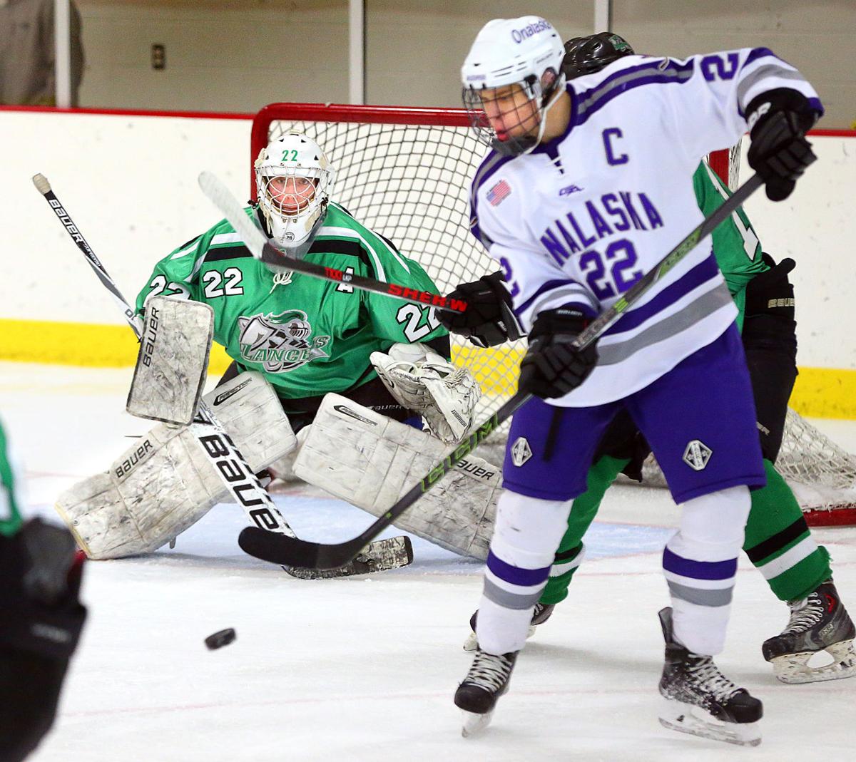 La Crescent hockey looks to end playoff drought