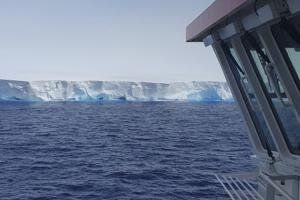 Three times the size of NYC: British research ship crosses paths with world’s largest iceberg