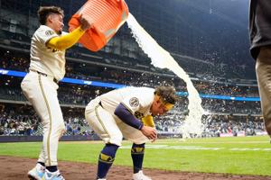 Brewers blow lead but edge Mariners on walk-off walk