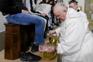 Pope washes feet in Holy Thursday rite at Rome youth prison