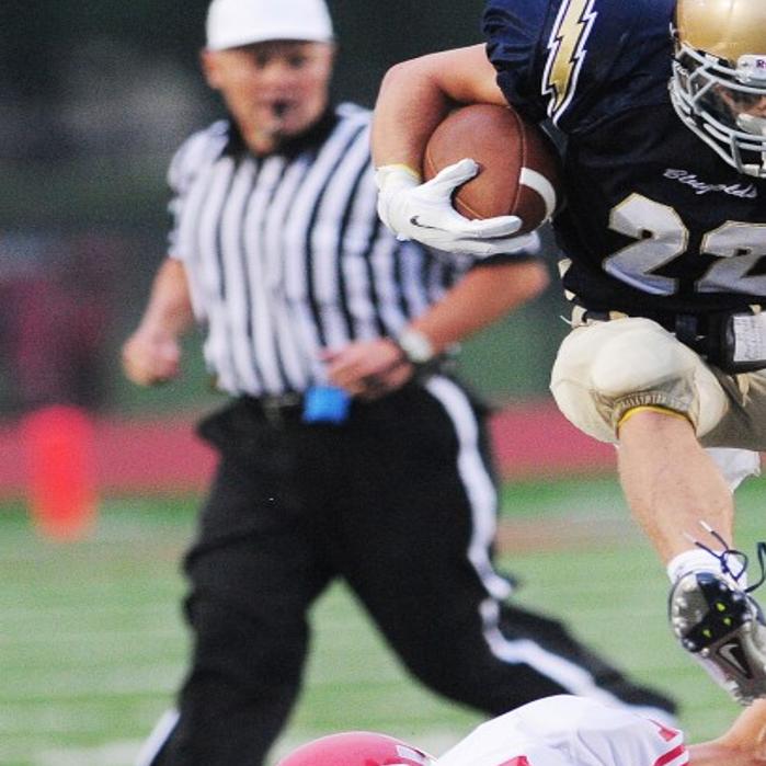 8 25 Football Blugolds Stutter Step Out Of The Blocks Aquinas