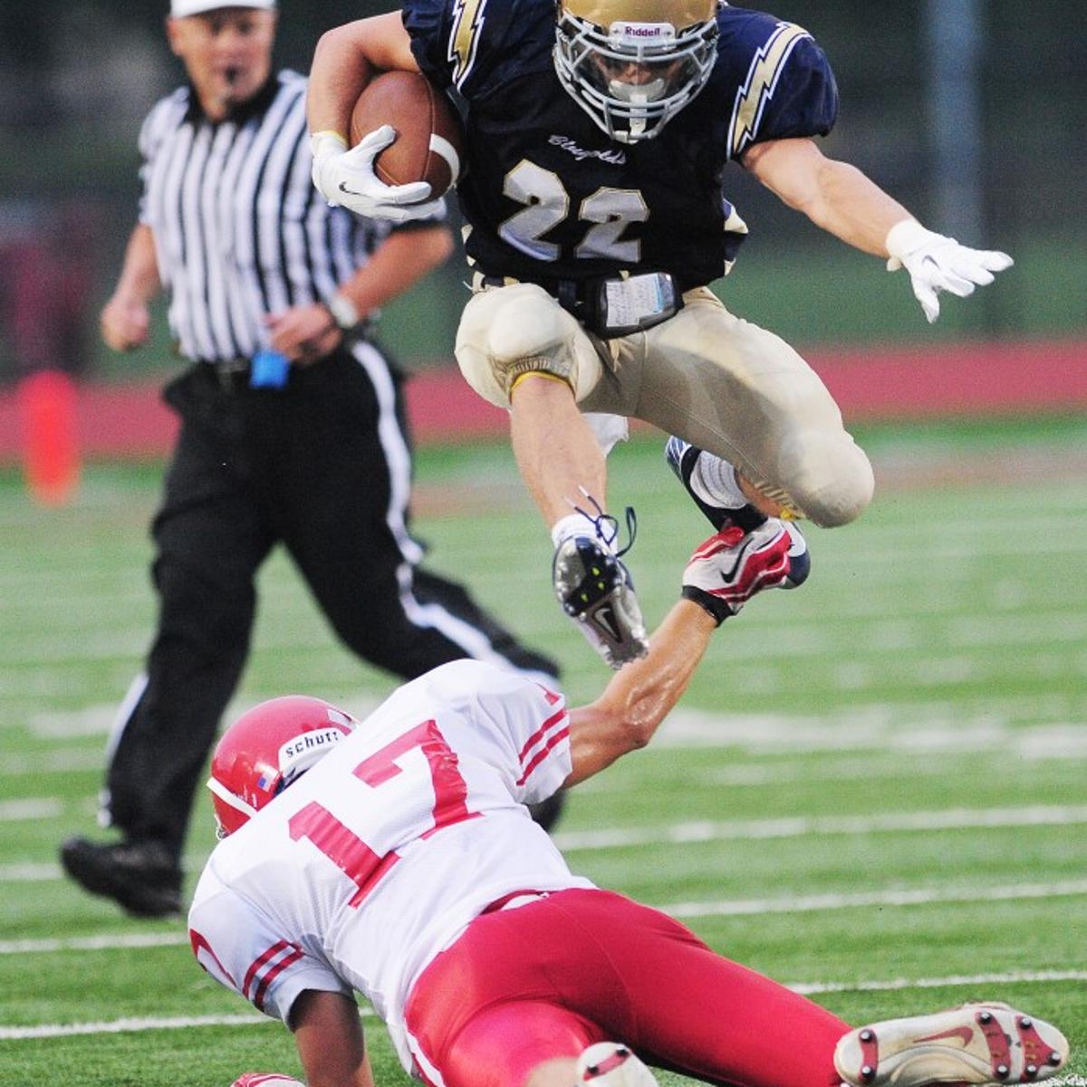 8 25 Football Blugolds Stutter Step Out Of The Blocks Aquinas