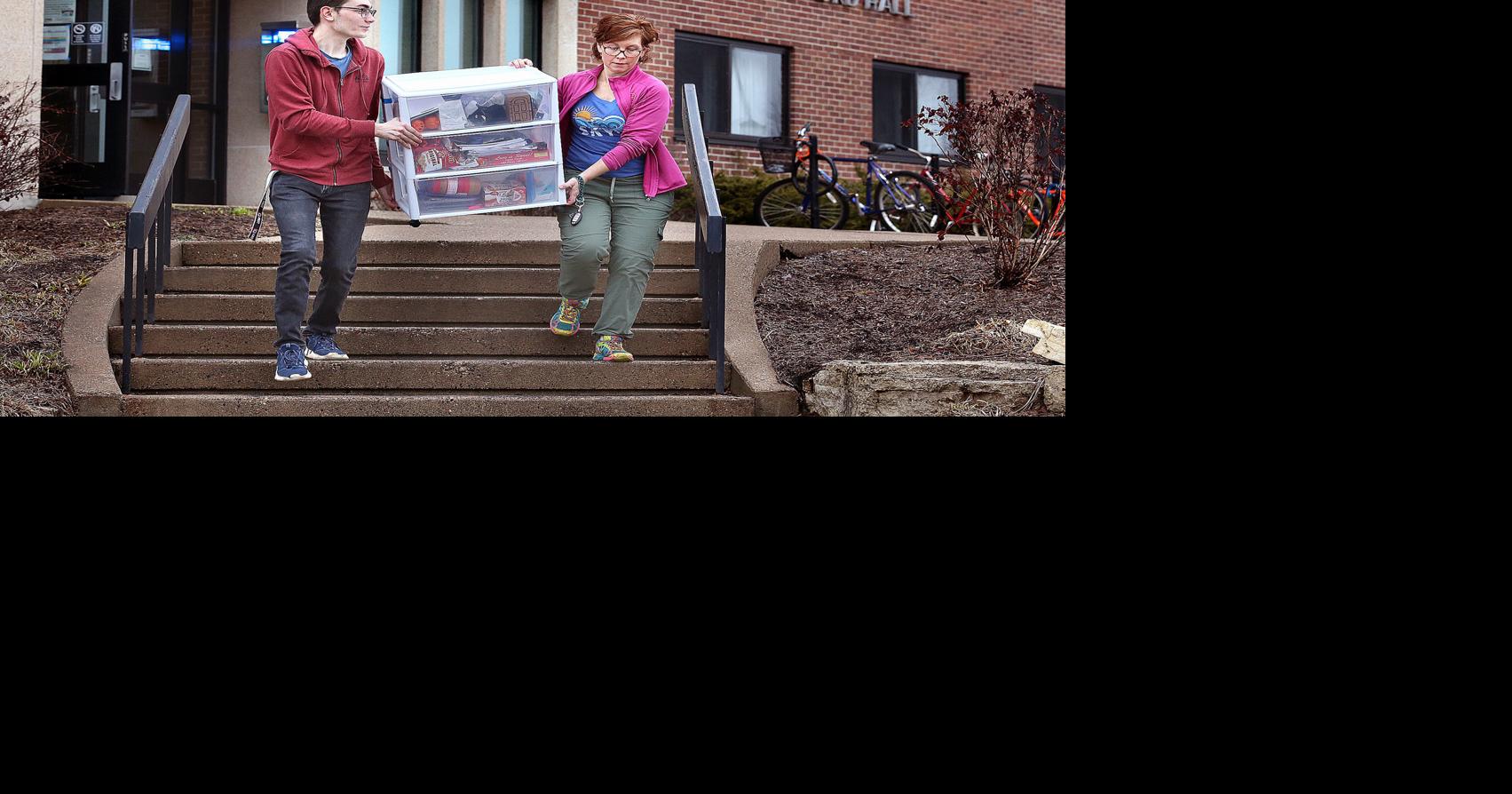 UWLa Crosse students move out of the dorms