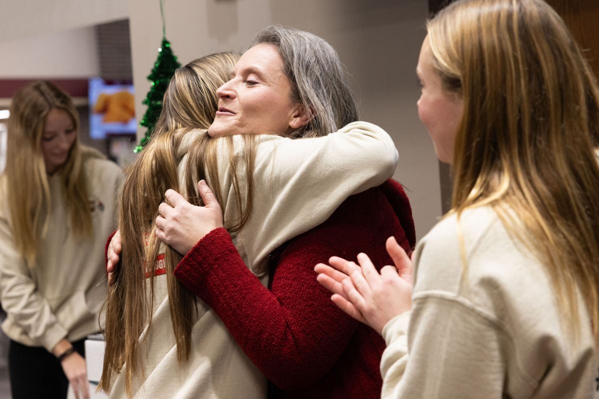 'This just lights you up' Holmen High School's Mistletoe Market brings